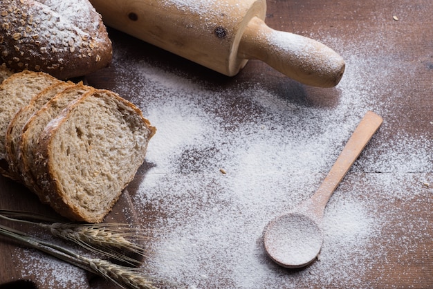 Rye cortou pão na mesa