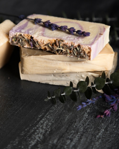 Foto grátis sabão de alto ângulo de lavanda