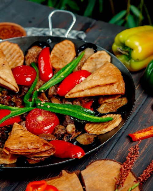 Sábio de carne com cogumelos batatas pimentos e berinjela