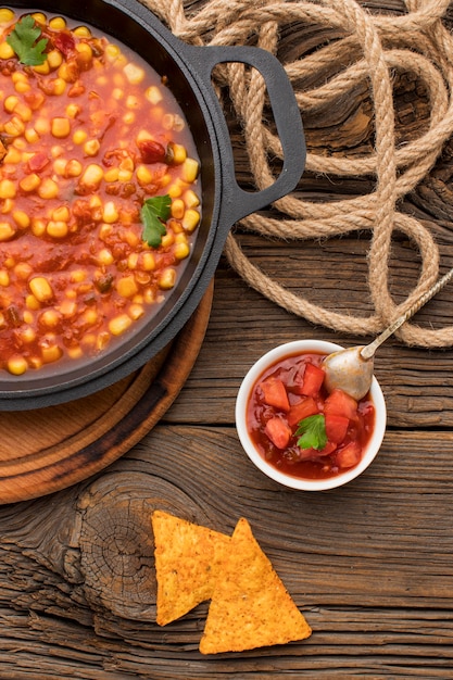 Saborosa comida mexicana com nachos e molho