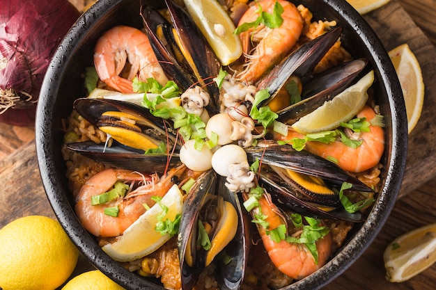 Foto grátis saborosa paella espanhola com frutos do mar.