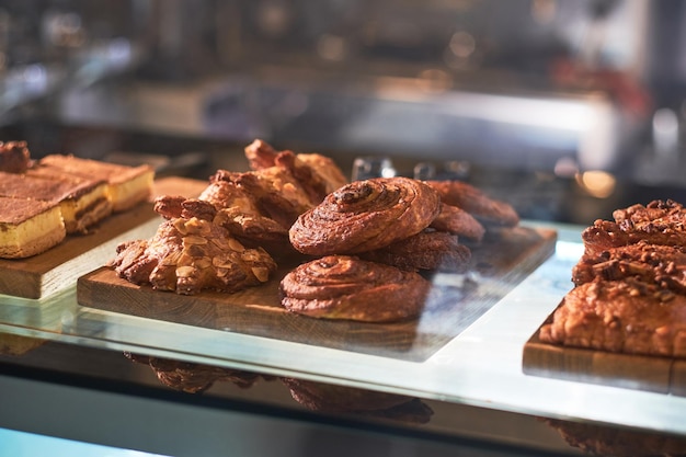 Saborosa pastelaria matinal para café em exposição no café tradicional da cidade.