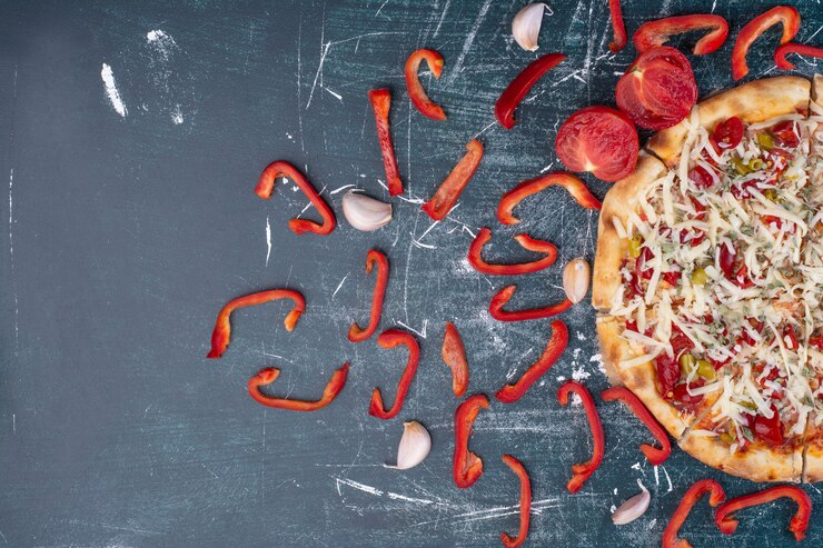 Foto grátis saborosa pizza de queijo no azul com legumes frescos.