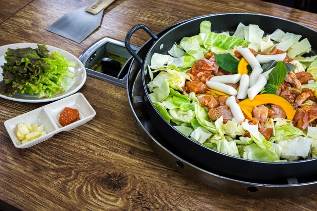 saborosa refeição com carne e vegetais