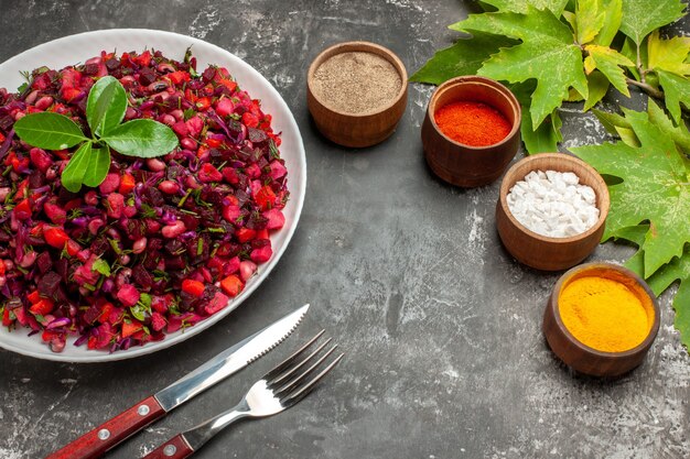 Saborosa salada de beterraba com vinagrete com temperos em fundo escuro