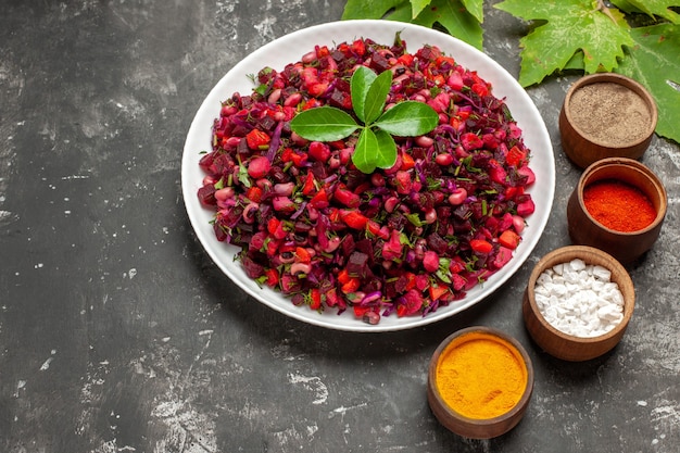 Saborosa salada de beterraba com vinagrete com temperos em fundo escuro