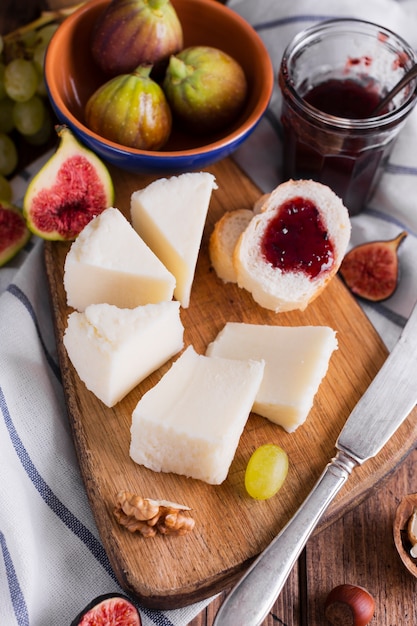 Foto grátis saborosa variedade de lanches e queijo em uma mesa