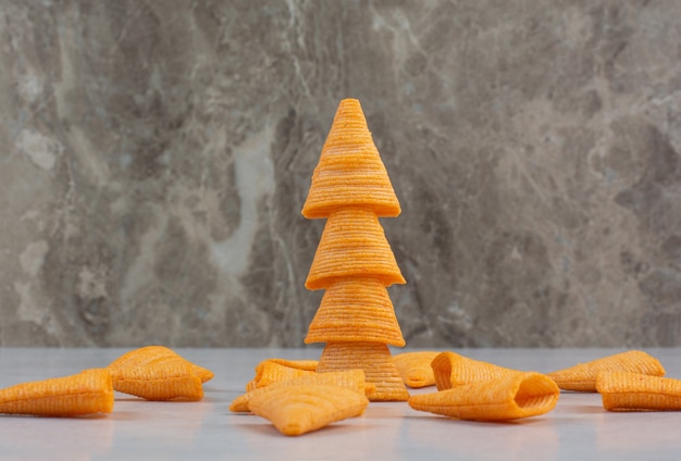 Saborosas batatas fritas crocantes amarelas sobre fundo branco. Foto de alta qualidade