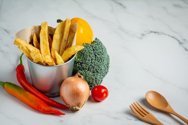 Saborosas batatas fritas em fundo de mármore