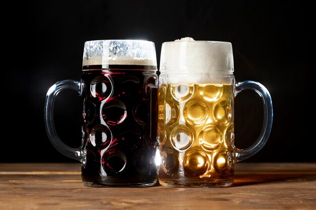 Saborosas canecas de cerveja da Baviera sobre uma mesa