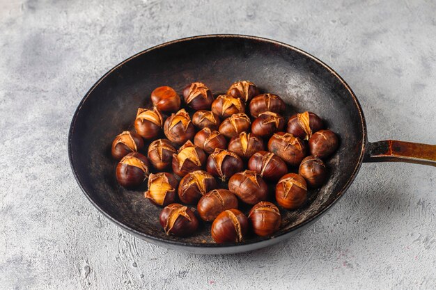 Saborosas castanhas orgânicas torradas.