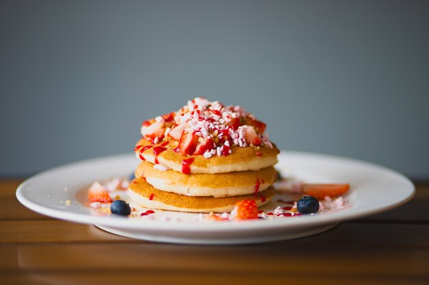 Saborosas panquecas caseiras com frutas vermelhas