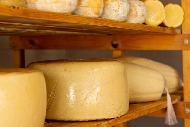 Saborosas rodas de queijo amadurecido