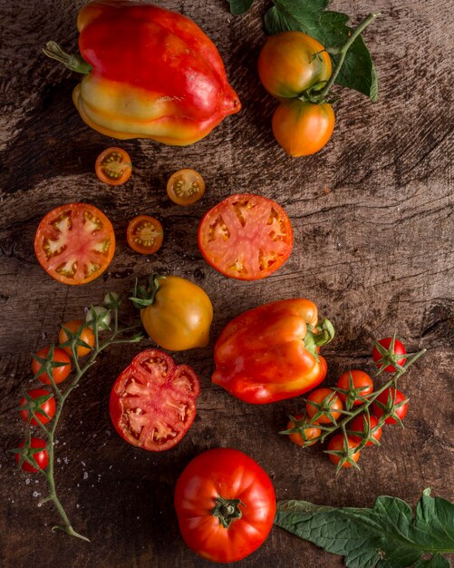 Saboroso arranjo de tomates e pimentas