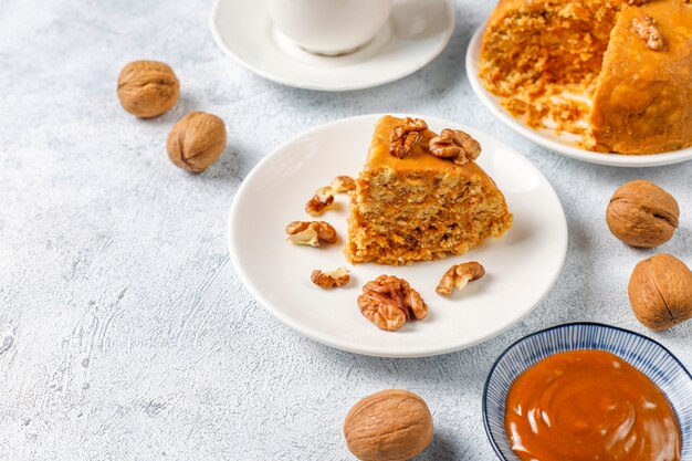 Saboroso bolo tradicional soviético caseiro de formigueiro com nozes, leite condensado e biscoitos