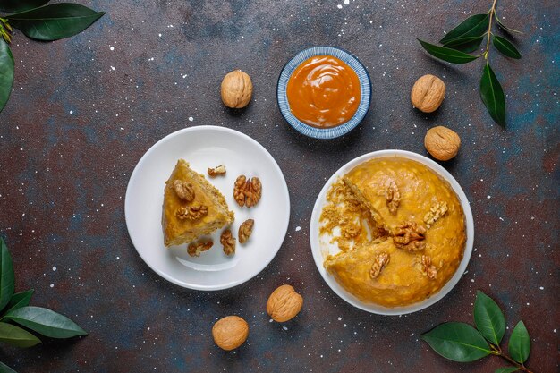 Saboroso bolo tradicional soviético caseiro de formigueiro com nozes, leite condensado e biscoitos