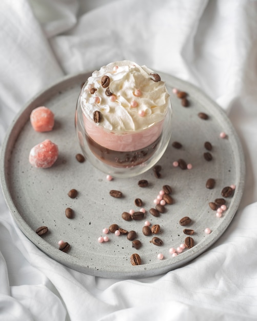 Saboroso chocolate quente com creme em uma bandeja