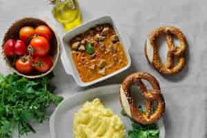 Foto grátis saboroso goulash e tomate vista superior