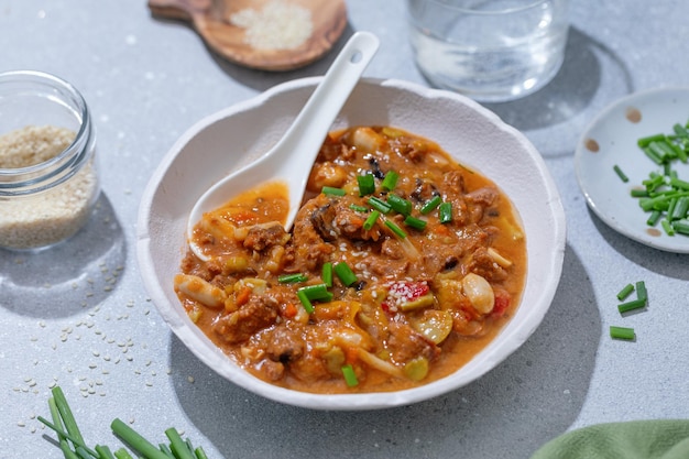 Foto grátis saboroso guisado de goulash com legumes servido em tigela