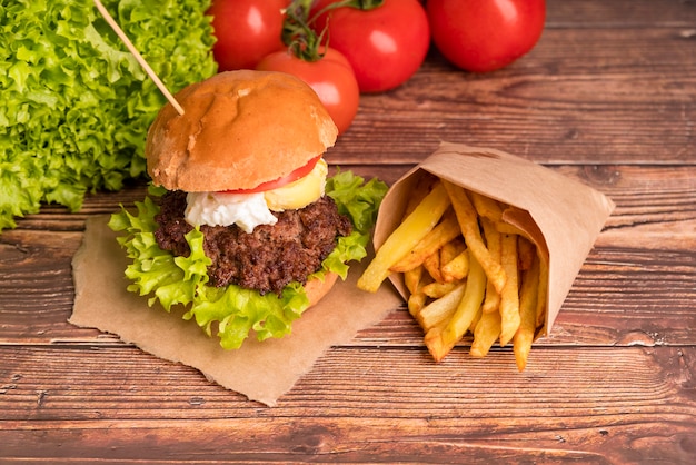 Foto grátis saboroso hambúrguer com batatas fritas