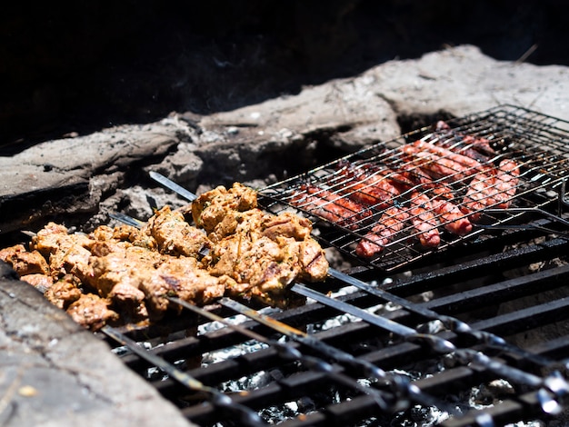 Saboroso kebab e bifes na grelha