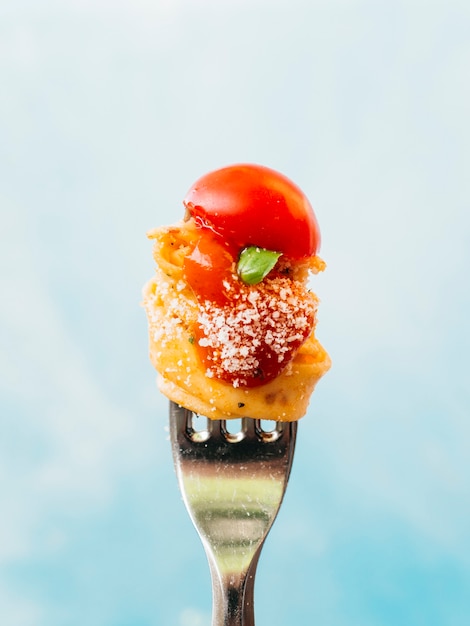 Foto grátis saboroso macarrão enrolado garfo