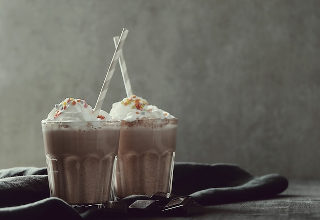 Saboroso milkshake com canudo