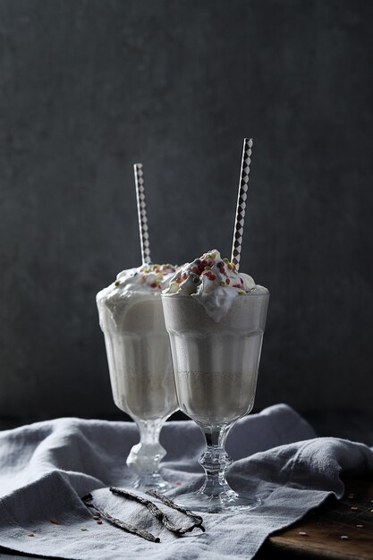 Saboroso milkshake com canudo