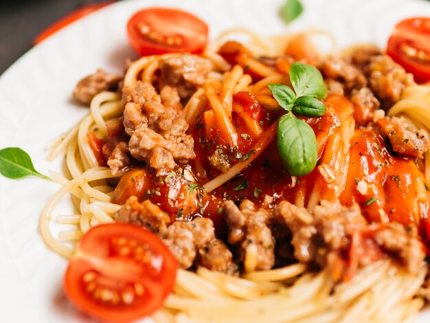 Saboroso prato de macarrão à bolonhesa