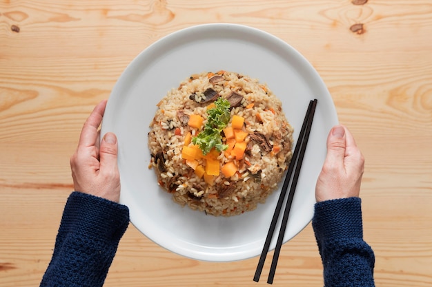 Foto grátis saboroso prato de pilau e pauzinhos