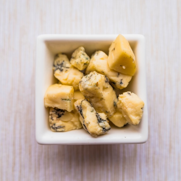 Foto grátis saboroso queijo azul no prato na mesa