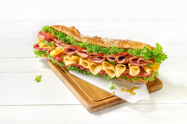 Saboroso sanduíche grande em branco