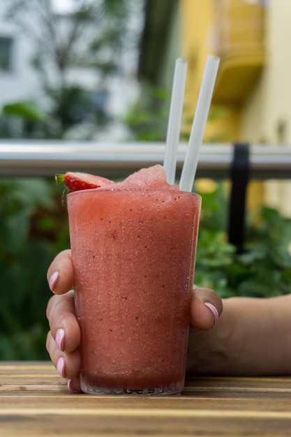 Saboroso smoothie de morango com uma fatia de morango nele