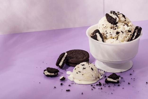 Foto grátis saboroso sorvete e biscoitos no copo alto ângulo