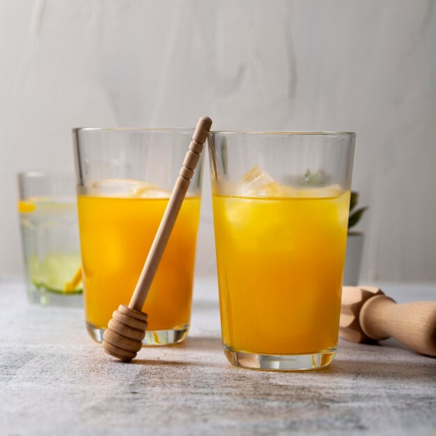 Saboroso suco de laranja com cubos de gelo