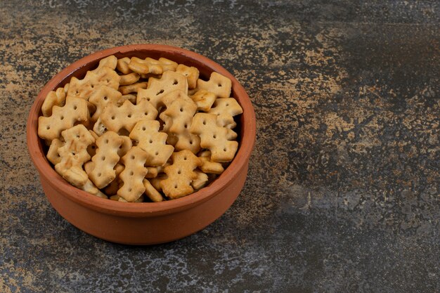 Saborosos biscoitos assados em uma tigela de cerâmica.