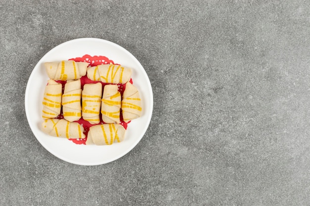 Foto grátis saborosos biscoitos caseiros em prato branco