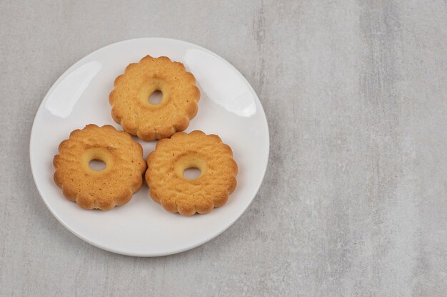 Saborosos biscoitos doces na chapa branca.