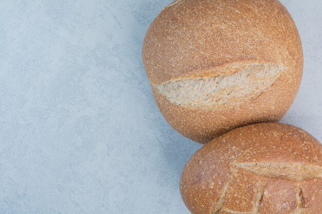 Saborosos pães de centeio em fundo de mármore. Foto de alta qualidade