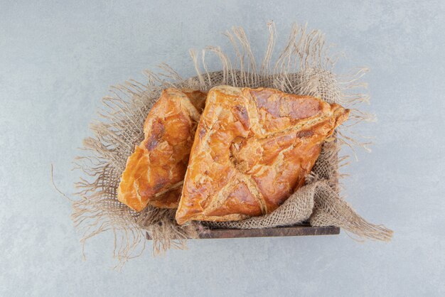 Saborosos pastéis khachapuri em caixa de madeira.