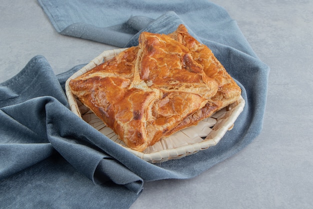 Saborosos pastéis khachapuri em cesta de madeira.