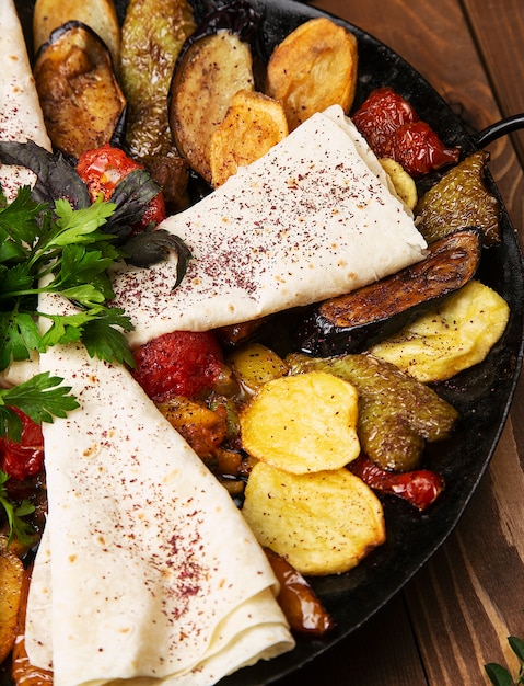 Sac ici, tradicional refeição caucasiana com carne frita e legumes, servidos com lavash