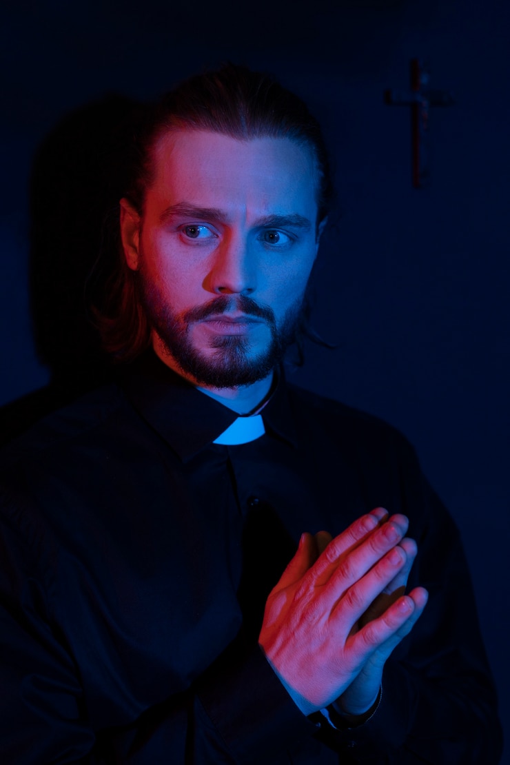 Foto grátis sacerdote de tiro médio com luz puple