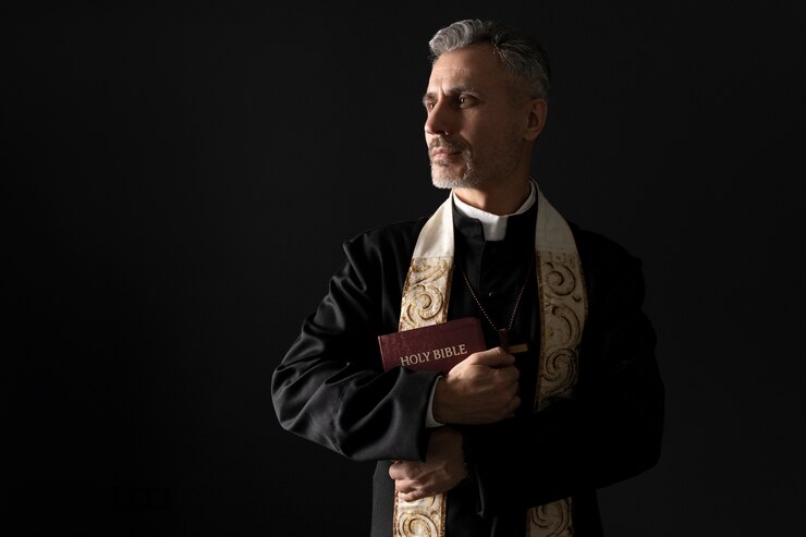 Foto grátis sacerdote de tiro médio segurando a bíblia
