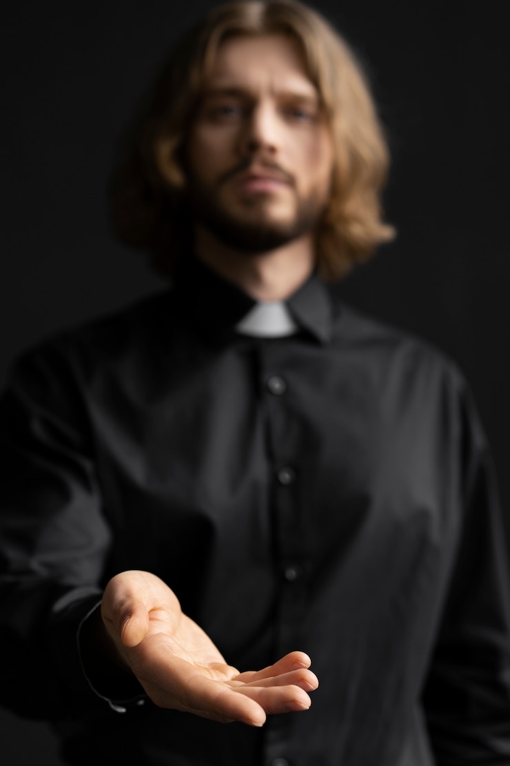 Foto grátis sacerdote embaçado de tiro médio