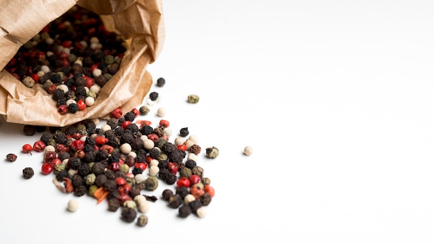 Foto grátis saco com sementes de pimenta caída