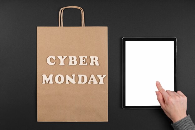 Saco de compras da Cyber Monday com tablet