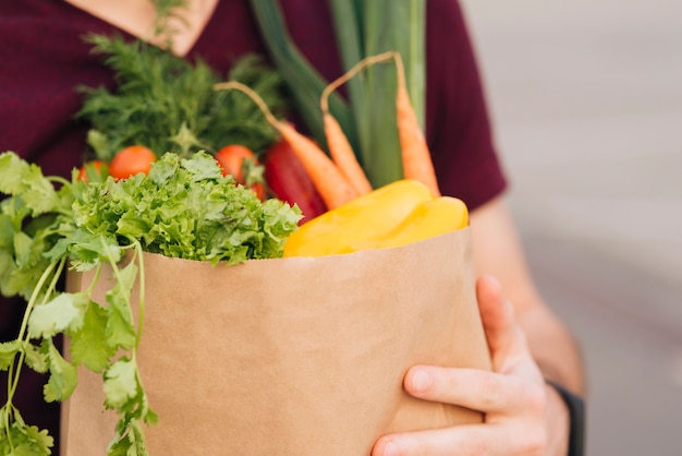 Saco de compras de close-up com legumes