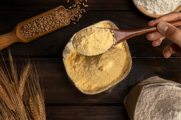 Foto grátis saco de ingredientes cheio de farinha