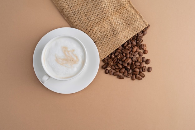 Foto grátis saco de pano com grãos de café